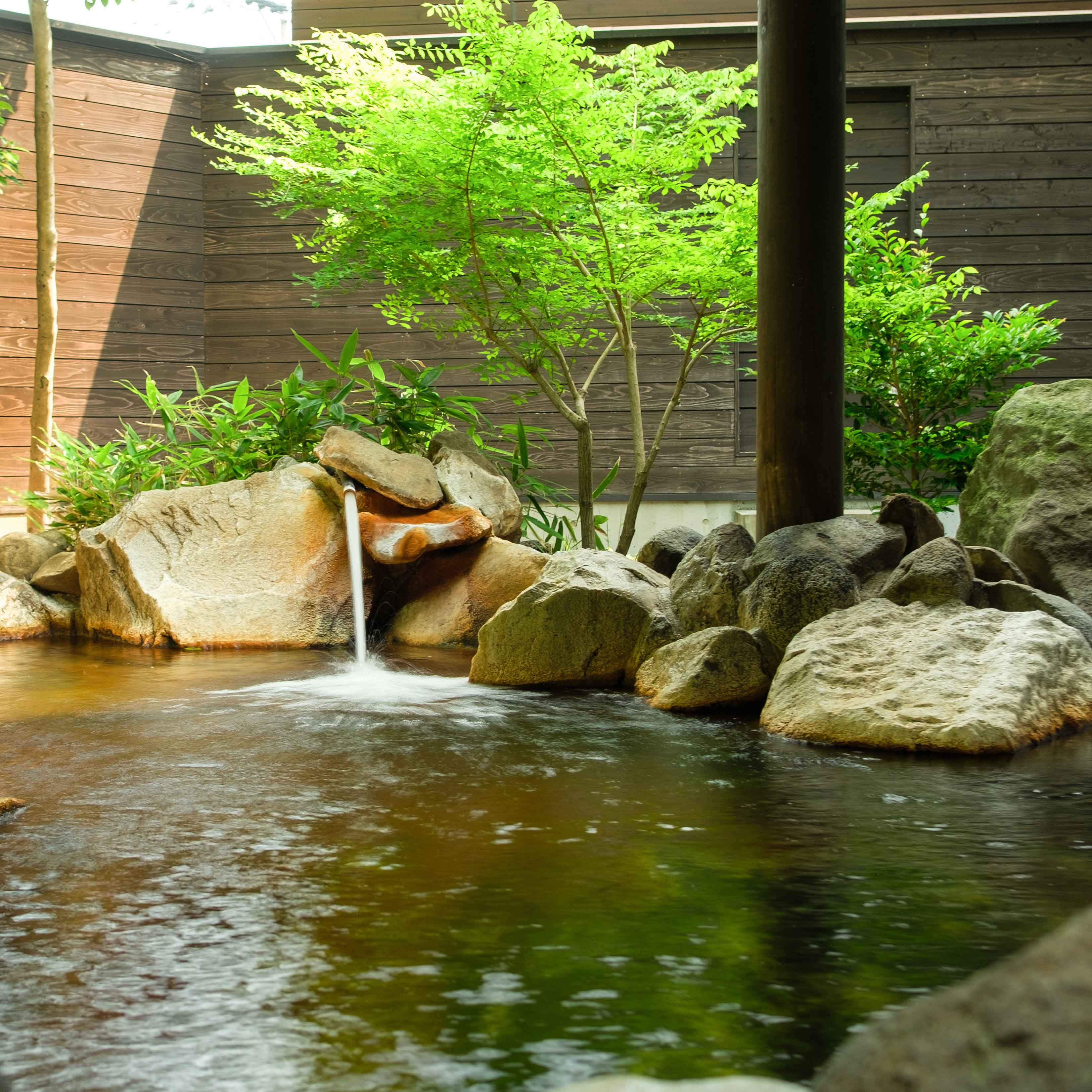 緑に囲まれた露天風呂